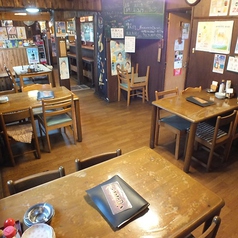 明るい店内はテーブル同士の間隔も広い！