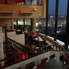アジアンテイストの雰囲気漂う展望レストラン『ロータス』。大パノラマの窓からは昼は長崎港の陽光、夜は美しい夜景を見ながらおいしい料理を楽しめる