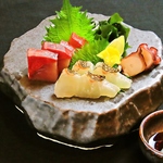 松山で水揚げされた鮮魚を職人の技で見た目は美しく、味は格別なお刺身盛合せ3種をご堪能ください。