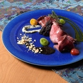 料理メニュー写真 国産牛肉のタタキ かぶとスタイル　～３種ソース～