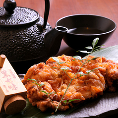 博多地鶏のもも一枚竜田揚げ〜京都祇園黒七味　おだし添え〜の写真