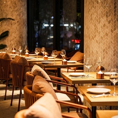 窓際の特等席で、横浜の街並みを感じながらお食事を。昼はやわらかな陽光に包まれ、夜は落ち着いた灯りが心地よいひとときを演出します。時間帯ごとに異なる表情の中で、ゆったりとした贅沢な時間をお楽しみください。