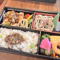【ご予約おもてなし蕎麦付き弁当】レギュラー御膳葡萄牛そぼろ、鶏そば味噌焼き、太打ちそば