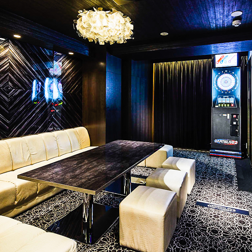 カラオケ付きＶＩＰルーム。ダーツも投げ放題で楽しめる完全個室の空間！