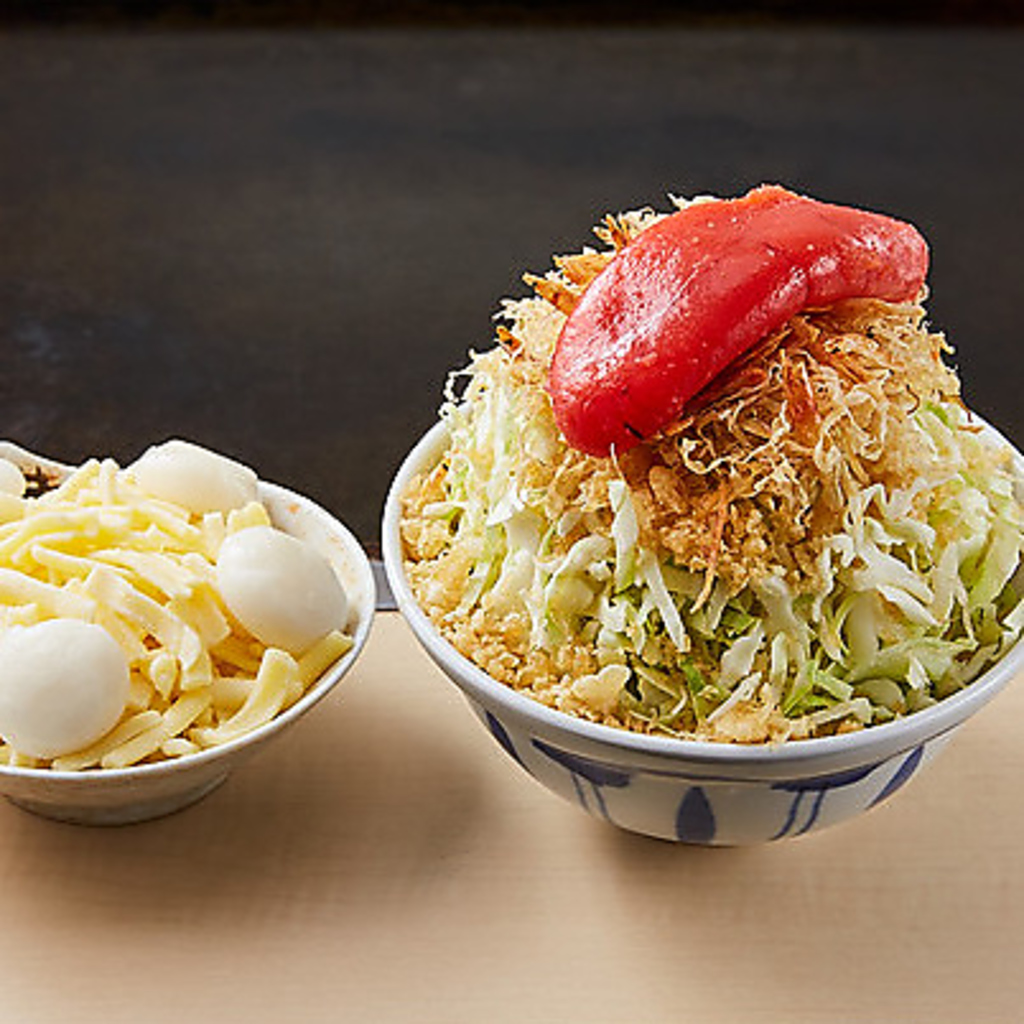 人気の「明太もちチーズもんじゃ」や「桜エビもんじゃ」をはじめ、もんじゃ焼きは約40種類取り揃え◎