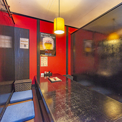 掘りごたつ席は各卓にロールスクリーンを完備しており、プライベート感を大切にしたい方にも最適です◎のんびりお食事をお楽しみください!広々としたスペースがあり、足元が楽な設計で、くつろぎながらお食事が楽しめます♪ごゆっくりおくつろぎください!