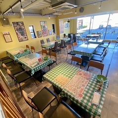 大きな窓から光が降り注ぐ明るい空間で、爽やかなひとときを。緑と白のチェック柄テーブルクロスがアクセントになり、開放的な雰囲気の中でお食事を楽しめます。ランチミーティングやママ友会にもおすすめです。