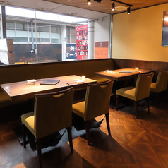 4名様用のテーブルを連結し、最大8名様まで一列でご利用いただけます。中規模の会食や、親しいお仲間との飲み会にぴったりの空間です。落ち着いたアンティーク調の家具が並ぶ室内で、周囲を気にせずゆったりと会話とお食事をお愉しみいただけます。厳選された瀬戸内の恵みを味わいながら至福のひと時をどうぞ。