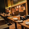 友人との食事や飲み会にぴったりのテーブル席。賑やかな雰囲気の中で自然と会話が盛り上がり、気兼ねなく楽しい時間を共有できます。気軽に立ち寄れるアットホームな空間が魅力です。