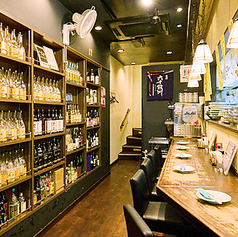 壁一面に並んだ圧巻のボトル棚が目を引くカウンター。長崎の地酒や焼酎、希少なクラフトジンなど、こだわりの銘酒を眺めながら、自分好みの一杯をじっくりと選ぶ贅沢な時間を過ごせます。