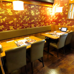 落ち着いてお食事をお楽しみ頂けるよう木のぬくもりがある和空間をご用意しております。広々としたテーブル席で楽しいひと時をお過ごしくださいませ♪当店では食べ放題コースを2,780円～ご用意しております。亀戸にお越しの際はぜひ当店へお越しください。