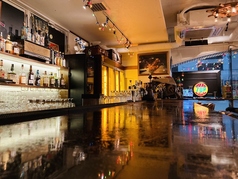 特注で作った鉄板が存在感バツグンのカウンター席。お１人さまから気軽にご利用頂けます。目の前でグラスに注がれるクラフトビールを眺めるのも楽しいかも◎