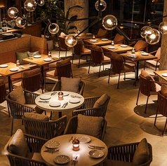 トラットリアの名にふさわしい温もりある空間で、本格イタリアンをオールデイで。開放感ある店内と心地よい灯りに包まれながら、ランチからディナーまで、ゆったりとしたひとときをお楽しみください。