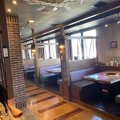 80名様以上の大規模宴会に最適な、お店を丸ごと独占できる店舗貸切。社内全体の宴会や大型イベントにおすすめ◎店内はいくつかのエリアに分かれているため、部署やグループごとの席配置など、用途に合わせた柔軟なレイアウトが可能です。お席の割り振りや全体の流れなど、まずはお気軽にご相談ください。