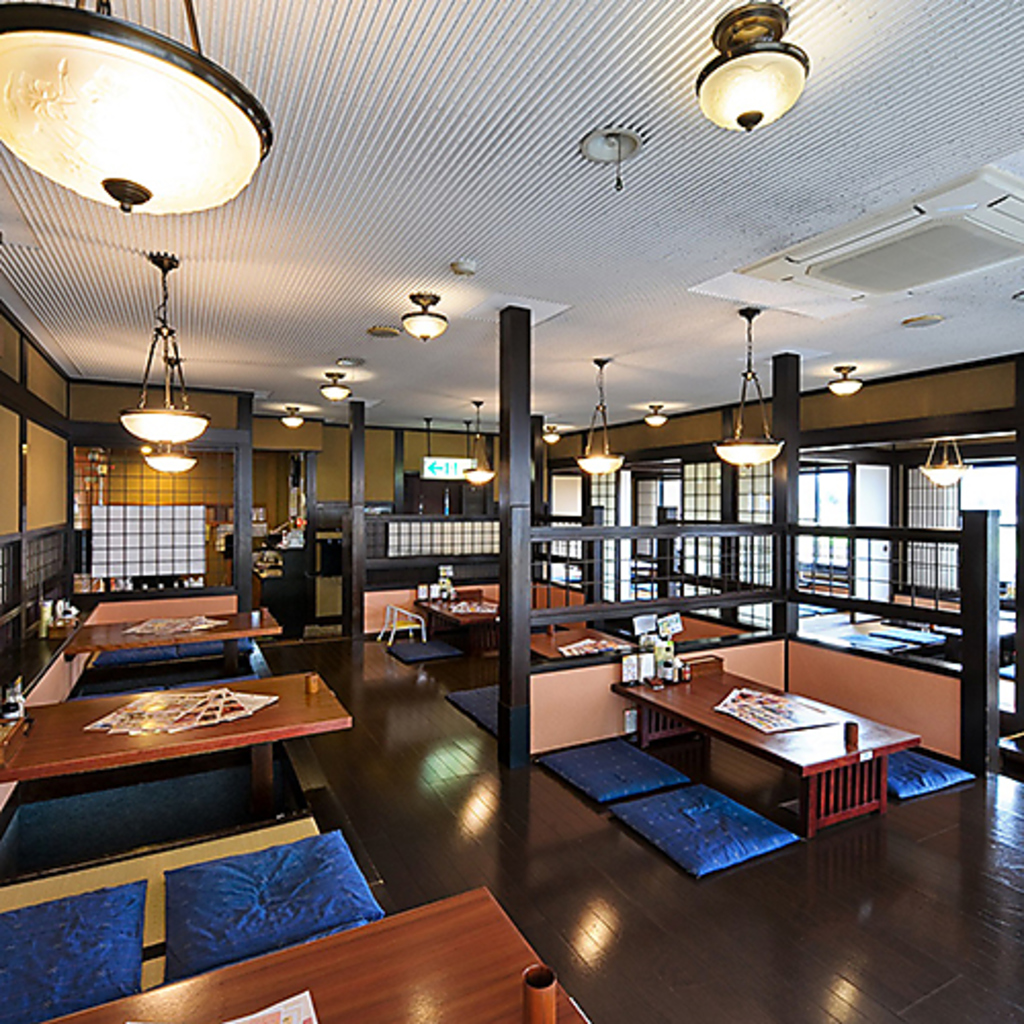 お子様連れでも安心のお座敷席をご用意しております。