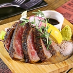 牛肩ロースの鉄板ステーキは肉の旨みと脂の甘みが口の中に広がります！お酒とも相性抜群の一品です♪