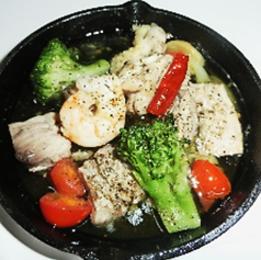 海老とまぐろのアヒージョ　パン添え