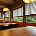 和の落ち着きを感じられる特別な空間です。足を伸ばせるので、リラックスしながら食事を楽しむことができます。大きな窓からは美しい庭園が望め、自然の景色を眺めながらゆったりとした時間を過ごせます。家族や友人との会話も弾み、心温まるひとときをお楽しみください。特別な食事体験をぜひご堪能ください。