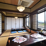 お子様連れでのお食事にも安心広々座敷席（最大24名）をご用意しております。仕切りで個室空間も可能