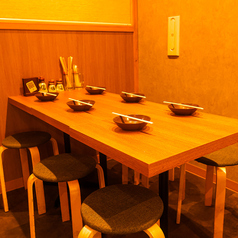 和の趣き溢れる店内は大人の為の落ち着いた雰囲気となっております。2名様130名様までご利用可能な個室席は刈谷駅での接待や女子会、合コンなど各種宴会に最適なプライベート個室空間♪お得な宴会コースプランもご予算に合わせてご用意。誕生日や記念日にお得なサプライズ特典もご用意しております。個室居酒屋