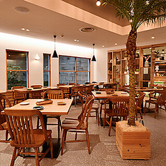 海街の雰囲気を感じるさわやかで温かみのあるインテリア