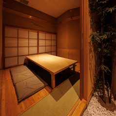 【隠れ家的個室居酒屋】少人数での飲み会や宴会も、もちろん個室をご用意。個室で美味しいお料理と日本酒に舌鼓。様々なシーンに使える雰囲気の良い個室は、女子会・誕生日会・会社宴会・各種宴会に幅広くご利用いただけます。豊富な日本酒付きのコースも有り◎居酒屋をお探しなら当店へ是非お越しください。