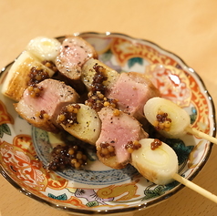 鴨ロース肉と白ねぎの串焼きの写真