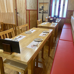 女子会などにもピッタリ！お料理を囲んで会話に花が咲きます。