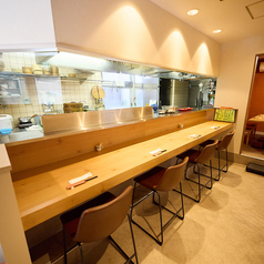 木の温もりを感じる落ち着いた雰囲気の店内となっています。仕事や学校帰りの一杯やお食事をお探しの際はぜひ当店をご利用ください。お一人様でも利用しやすいカウンター席を4席、ご用意しています！ご来店をお待ちしております。