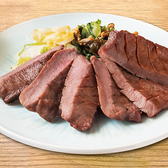 【名物・牛たん焼き】焼きに適した部位を原料のわずか4割程まで限定し手切り、手振り塩にこだわって仕上げた自慢の「牛たん」は、焼肉屋さんの牛たんとは違い、数日をかけて仕込みといわれる温度管理から湿度管理、熟成期間に至るまで、熟成作業を行っています。 分厚いのに柔らかく、風味豊かな牛たんが出来上がります。