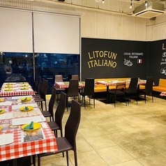 イタリア語が書かれたポップな壁が印象的な空間は、落ち着いた雰囲気でお食事を楽しみたい方に最適です。窓から差し込む光が心地よく、大切な方との語らいの場にもぴったり。カジュアルながらも洗練された空間で、本格イタリアンを心ゆくまでお楽しみいただけます。