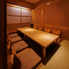 【和情緒溢れる大人の空間】木の温かみあふれる店構えでお出迎え。さまざまな席が用意されており、グループの人数やシーンに合わせてご利用いただけます。大切な方とプライベートやビジネスのひと時に。千の庭でくつろぎのひと時を。特別な時間をどうぞお楽しみください。お昼の宴会も承っております。