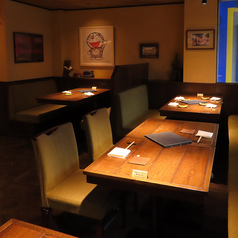 テーブル席を繋げることで、12名様までの団体様にも対応可能です。会社単位の宴会や、ご親戚でのお集まりなど、大人数での特別な機会に重宝するレイアウトです。富士山を描いたこだわりの内装が、お食事の場を一層華やかに演出します。ライブ感溢れる鉄板焼きの香りを感じながら、皆様で賑やかな時間を。