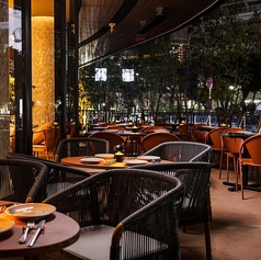 横浜の街並みと心地よい風を感じるテラス席で、本格イタリアンを堪能。開放感あふれる空間で過ごすひとときは、まさに非日常。ペット同伴も可能で、大切なご家族とともにゆったりとした贅沢な時間をお楽しみいただけます。