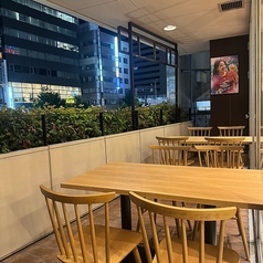 なんばの賑やかな街並みをスパイスに、心地よい夜風を感じながらこだわり炭火焼き鳥と本格中華を堪能できる贅沢な屋外空間です。少人数での飲み会や、いつもと一味違うディナーデートに最適。人気のお席のため、早めのご予約がおすすめです!落ち着いた雰囲気は、どんな集まりにも馴染みます。