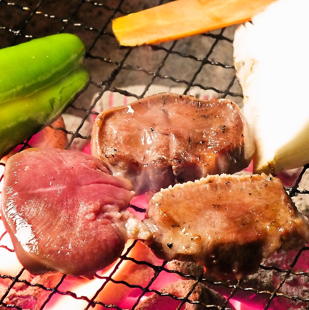 七輪の炭火焼きで豪快に焼くから美味しい！