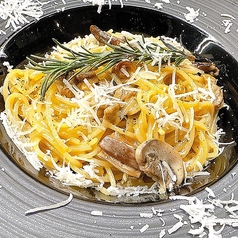 きのことポルチーニ茸のクリームパスタ