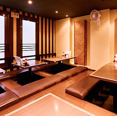 広々とした2階の掘りごたつフロアは、清潔感があり開放的な造り。最大25名様まで収容可能で、足を伸ばしてリラックスしながら、大人数での宴会や親睦会をゆったりと楽しむことができます。