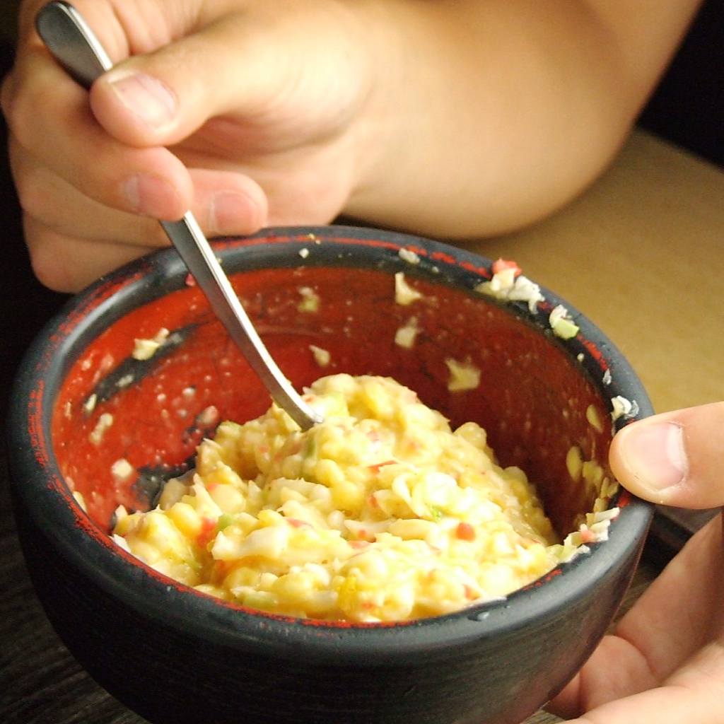 まずは秘伝の鶏ガラスープを元に厳選された３種の粉をブレンドしたこだわりの生地をしっかり混ぜて♪