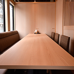 ゆったりとお過ごしいただける個室は最大16名様までご着席可能。ご友人やお仕事仲間との飲み会をはじめ、会社宴会や懇親会にも最適です。各種ご宴会やお集まりに幅広くご利用いただけます。