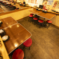 こちらのお席は5名～６名様可能なお席となっております。当店全席喫煙可能♪喫煙者にはオススメとなっております！当店人気ナンバー１の２時間１００種類食べ飲み放題コースは4,000円(税込)～ご用意致しております。