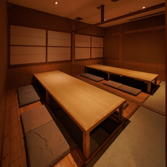 【アクセス良好の個室居酒屋】駅チカの当店は集合も解散も楽チン。宴会にぴったりの個室多数ご用意あり◎10名様前後も個室でご案内致します！様々なシーンに使える雰囲気の良い個室は、女子会・誕生日会・会社宴会・各種宴会に幅広くご利用いただけます。豊富な日本酒付きのコースも！居酒屋をお探しなら当店へ。