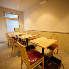 4名掛けテーブル席を2席、ご用意しています。ご家族でのお食事や小規模から中規模の飲み会まで対応しています！ぜひ様々な用途で当店をご利用ください！