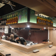 目の前で仕上がっていく料理、立ち上がる香り。当店の特等席は、シェフの包丁捌きを間近で楽しめるカウンター10席です。