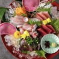 【全国各地の食材を使った、四季折々の料理をご提供】鮮魚、肉料理を始め、郷土料理も取り揃える豪華ラインナップ。料理長がこだわる自慢の素材にでおもてなし。