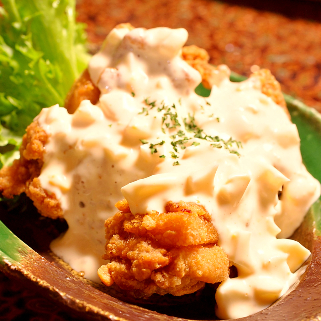 タルタルソースをたっぷりかけた【チキン南蛮】当店一番人気の逸品！ご賞味あれ！