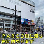 PARCO側の信号を渡り右へ進みます