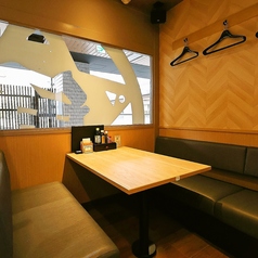 【大小さまざまなお席をご用意】店内は温かみのある明かりで雰囲気抜群♪気の合うお友達との飲み会や女子会などに是非ご利用ください。お席は人数に合わせてご用意できます。ご相談ください！新鮮な海の幸を味わいながら、ゆったりとおくつろぎください。