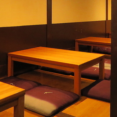 広々とした店内にある4名様用テーブルが4卓。お仕事帰りや女子会など、仲間と共に心ゆくまで美味しい料理を味わいながら、心温まる会話をお楽しみください★食材の鮮やかな彩りと、笑顔あふれる瞬間がここにあります。