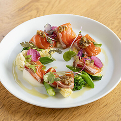 サーモンのカルパッチョ 彩野菜と自家製ソース ~洋風~